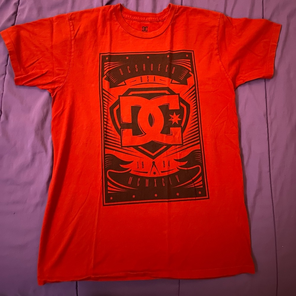 DC Shirt size Medium men’s hood condition red